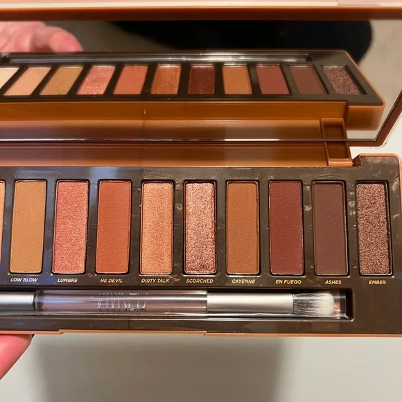 Urban Decay Naked Heat Palette with Warm Hues - Picture 7 of 8